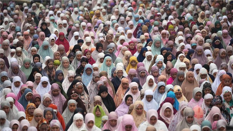 Frauen nehmen in Jakarta an einem Eid al-Fitr-Gebet zum Ende des heiligen Fastenmonats Ramadan