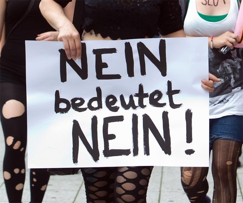 Frauen protestieren mit einem Plakat mit der Aufschrift «Nein bedeutet Nein!» gegen sexuelle Anspielungen (Archivbild). Foto: Frank Eppler/dpa