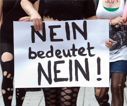 Frauen protestieren mit einem Plakat mit der Aufschrift «Nein bedeutet Nein!» gegen sexuelle Anspielungen (Archivbild). Foto: Frank Eppler/dpa