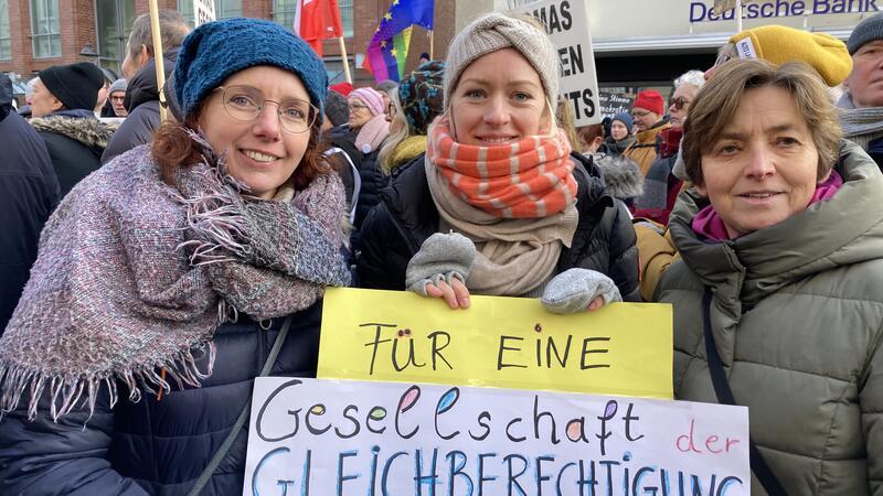 „Frauen sind schon immer aufgestanden, wenn es um Ungerechtigkeiten ging", sagt die Buxtehuder Gleichstellungsbeauftragte Gabi Schnackenberg (rechts), hier mit ihren Kolleginnen Hiltrud Gold und Elena Knoop.
