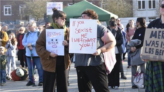 Frauen - und Männer - demonstrieren für Gleichberechtigung.