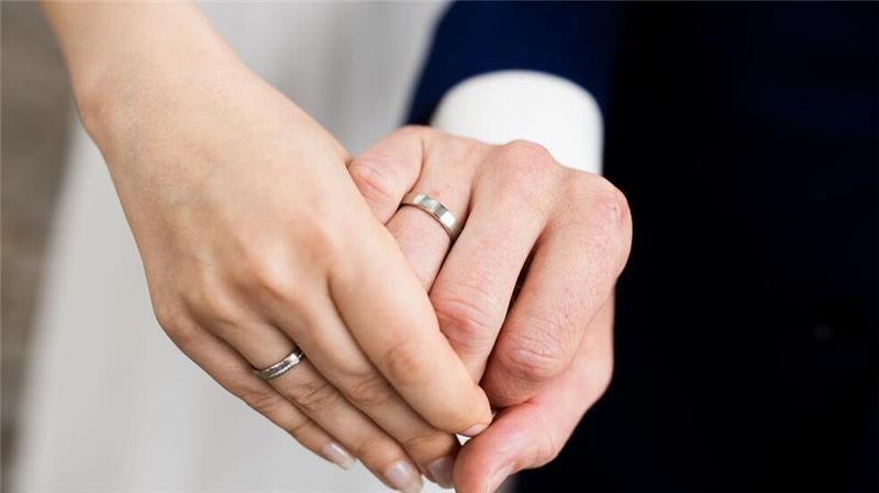 Frauen sind in Partnerschaften selten die Hauptverdienerin Frauen und Männer tragen in Partnerschaften oft sehr unterschiedlich zum Haushaltseinkommen bei (Symbolbild)