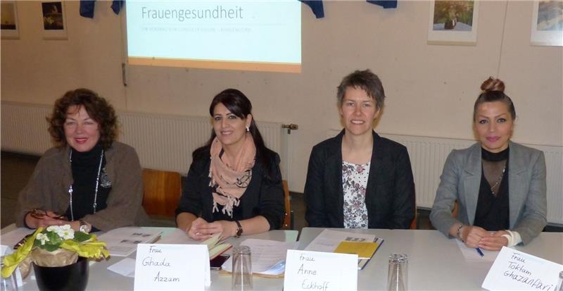 Frauenärztin Consuela Colon-Kuhlencord (von links) bestritt den Abend über Frauengesundheit mit Ghada Azzam, Anne Eckhoff und Toktam Ghazanfari. Foto Eidtmann