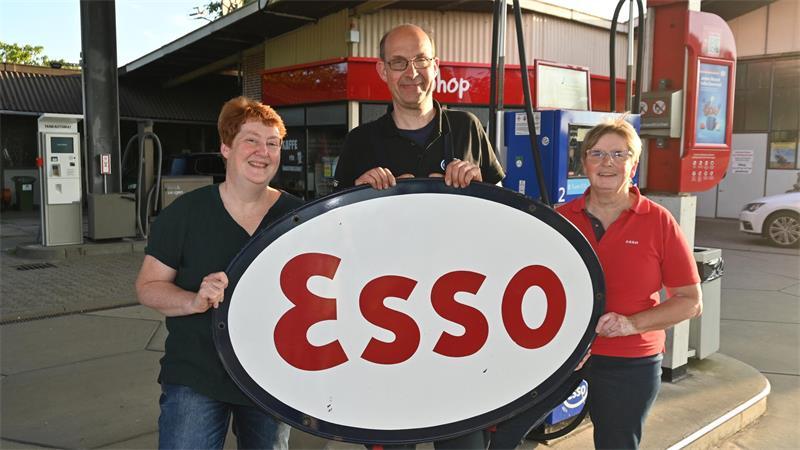 Frauke, Balthasar und Ellen Wahlen freuen sich auf den 100. Geburtstag ihres Familienunternehmens in Steinkirchen-Huttfleth (von links).