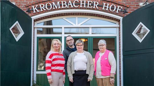 Frauke Gentsch (von links), Thomas und Kerstin Neide sowie Magda Mahlstedt vor dem Krombacher Hof in Elmlohe. Es wird bereits kräftig umgebaut.