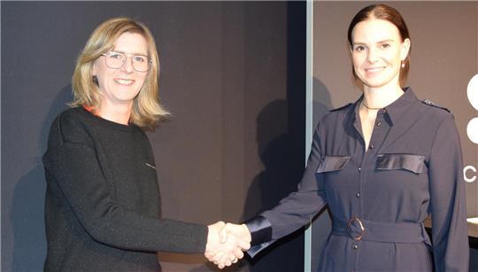 Frauke Langen (SPD, links) und Vanessa-Kim Zobel (CDU), Direktkandidatinnen zur Bundestagswahl im Wahlkreis Stade I-Rotenburg II, verabschieden sich mit Handschlag. Höchstwahrscheinlich wird eine von ihnen den Wahlkreis gewinnen.