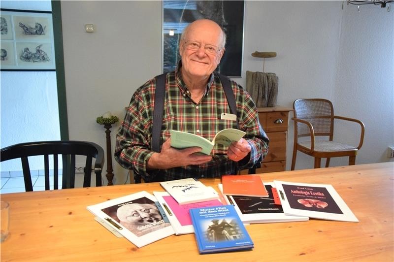 Fred Lang mit seinen gesammelten Werken und Anthologien. Das Schreiben war damals für ihn ein Ventil, heute ist ein Hobby. Aktuell schreibt er an einem Krimi. Foto: Battmer