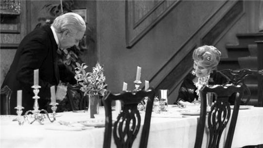 Freddie Frinton als Diener James und May Warden als alleinspeisende alte Dame Miss Sophie in einer Szene von «Dinner for One» (undatierte Filmszene). Der Kultsketch wurde 1963 erstmals ausgestrahlt.