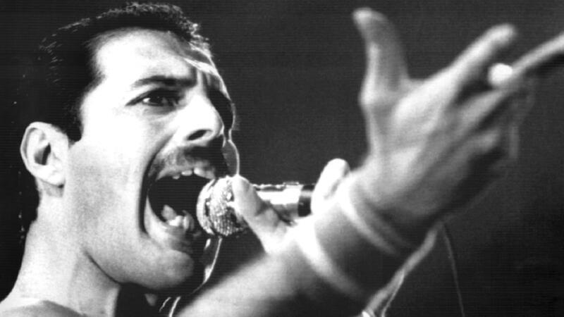 30 Millionen: Haus von Freddie Mercury steht zum Verkauf Freddie Mercury, Leadsänger der britischen Rockgruppe Queen, bei einem Auftritt im September 1984.