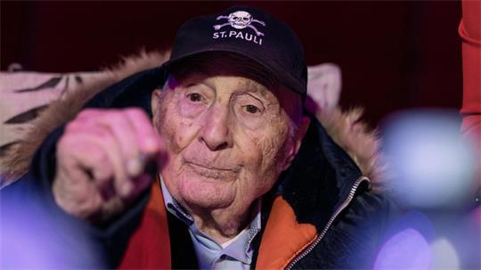 Freddy Quinn erfüllt die Autogrammwünsche zahlreicher Besucherinnen und Besucher.