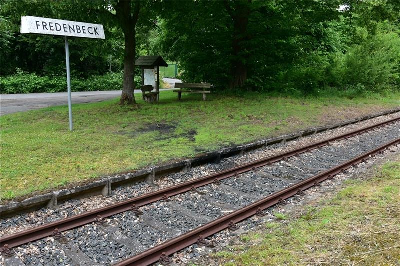 Fredenbeck liegt an der Bahnstrecke Bremervörde-Stade.