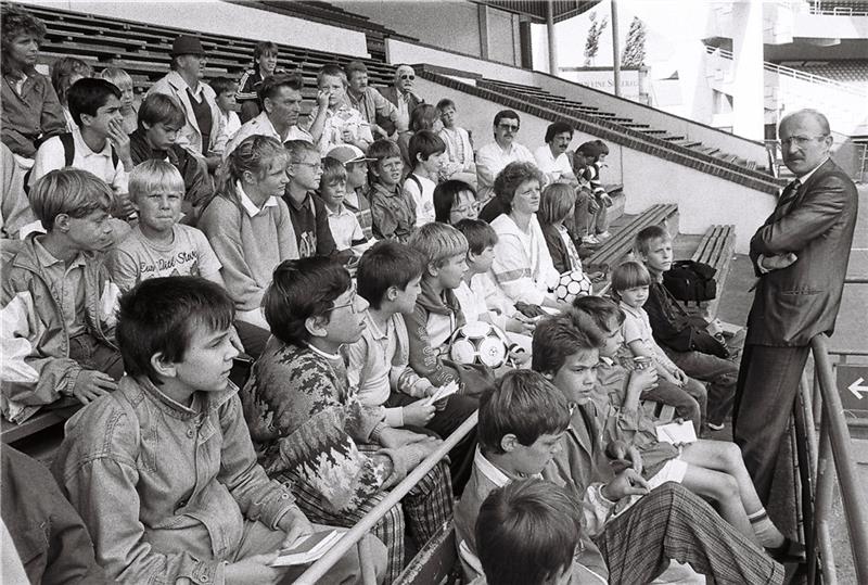 Fredenbecker Kinder waren 1988 im Rahmen der Aktion Ferienspaß zu Gast bei Willi Lemke im Werder-Stadion. Archivfoto: Kordländer