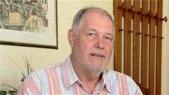 Fredenbecks Bürgermeister Uli Schumacher übergibt die Ehrenpreise