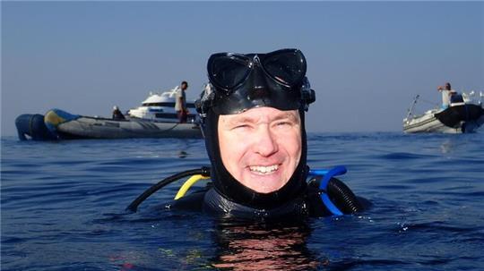 Fredenbecks Gemeindebrandmeister Sven Dammann öffnet sein Unterwasser-Fotoalbum vom Kreidesee. Auf diesem Foto ist er im Urlaub in wärmeren Gewässern unterwegs.