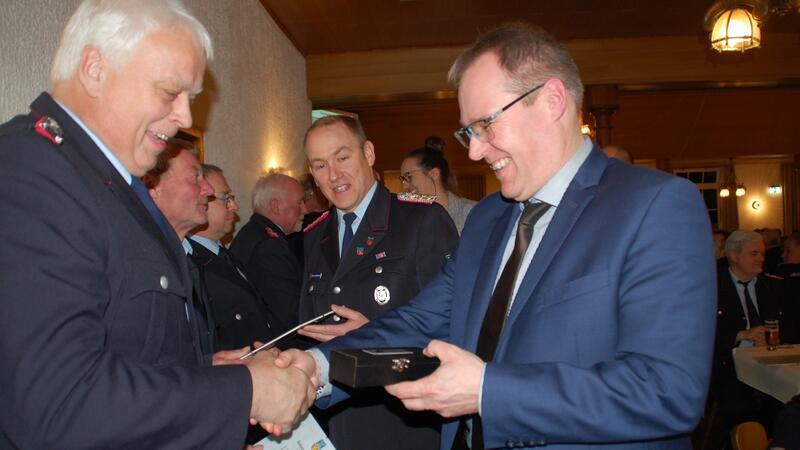 Fredenbecks Samtgemeinde-Bürgermeister Matthias Hartlef und Gemeindebrandmeister Sven Dammann (von rechts) verabschieden Horst Tomforde und sieben weitere Kameraden in die Altersabteilung.