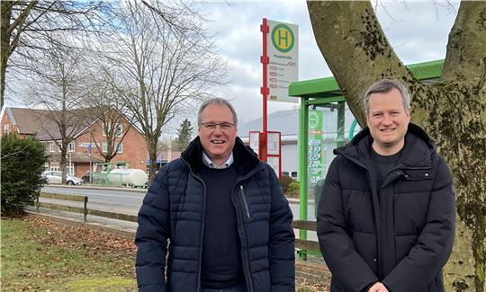 Fredenbecks Samtgemeindebürgermeister Matthias Hartlef (links) und Investor Matthias Uhding auf dem Grundstück der geplanten Immobilie an der Fredenbecker Hauptstraße.