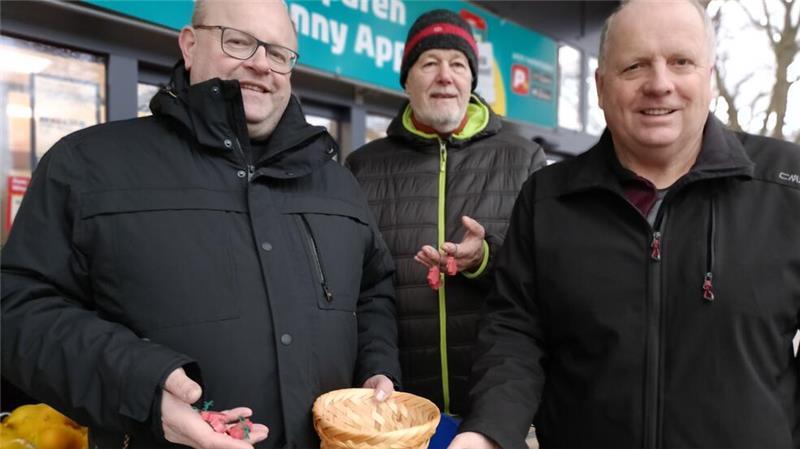Fredenbecks stellvertretender Bürgermeister Lars Müller (von links) mit Fredenbecks Bürgermeister Uli Schumacher und Schweinchenkäufer Johann Dankers.