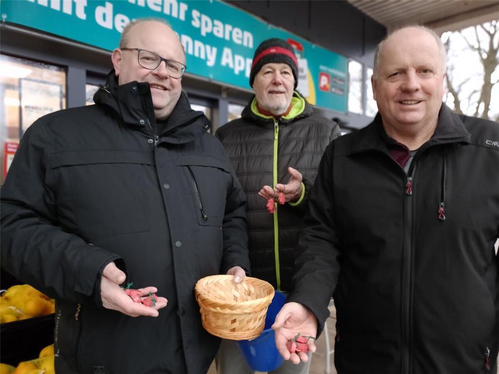 Fredenbecks stellvertretender Bürgermeister Lars Müller (v. links) mit Fredenbec...