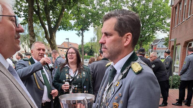 Samtgemeinde Fredenbeck: Robert Kneller übernimmt das Zepter Fredenbecks stellvertretender Samtgemeindebürgermeister Frank Havemann gratuliert dem Samtgemeindekönig Robert Kneller.