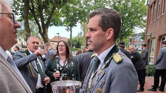 Fredenbecks stellvertretender Samtgemeindebürgermeister Frank Havemann gratuliert dem Samtgemeindekönig Robert Kneller.