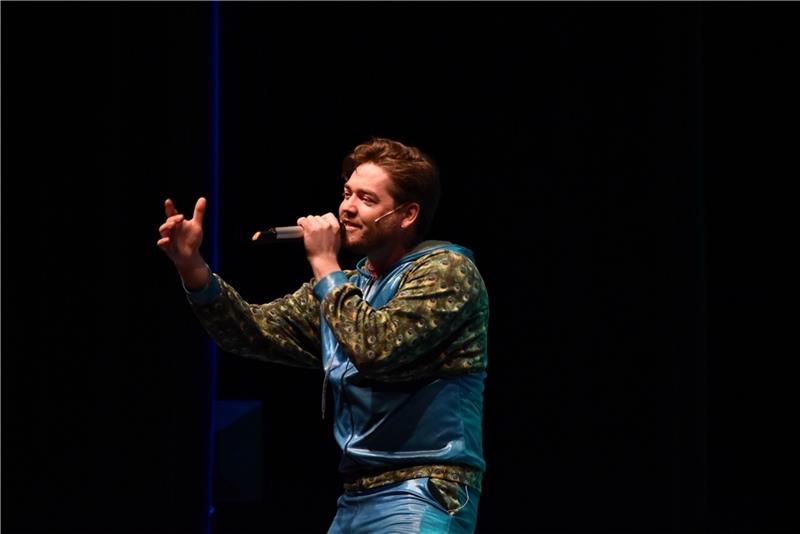 Frederic Böhle singt und rappt sich als Papageno in die Herzen der Zuschauer. Foto: Weselmann