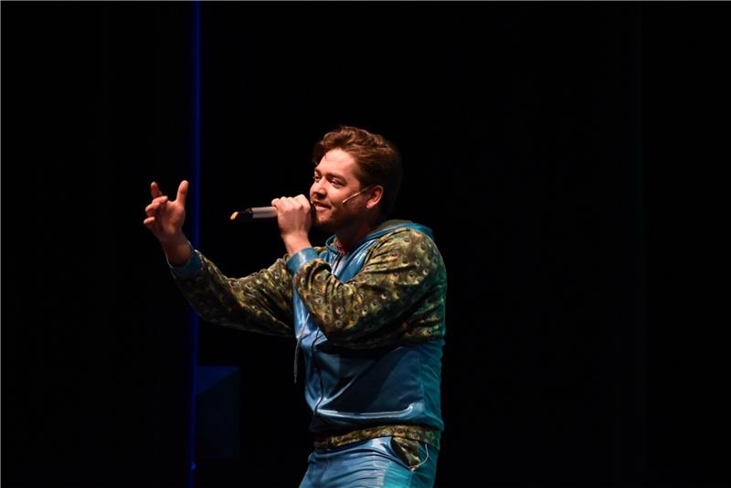 Stadeum-Publikum feiert rappenden Papageno Frederic Böhle singt und rappt sich als Papageno in die Herzen der Zuschauer. Foto: Weselmann