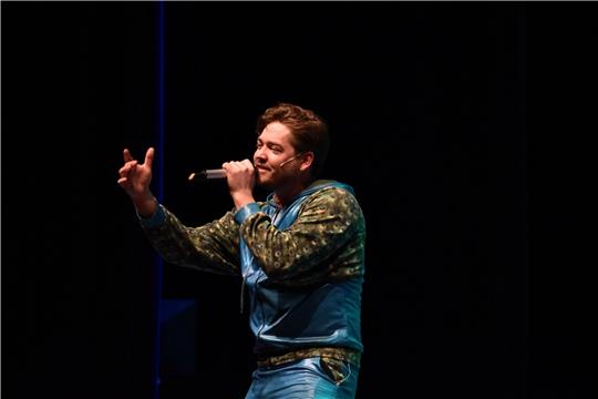 Frederic Böhle singt und rappt sich als Papageno in die Herzen der Zuschauer. Foto: Weselmann