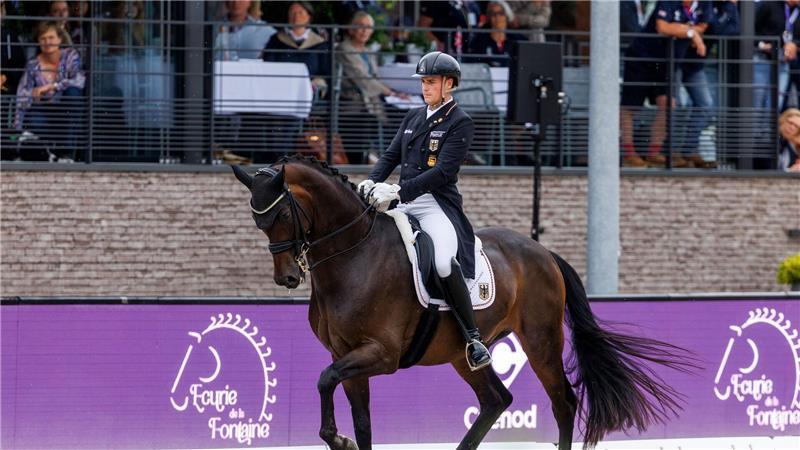 Nach Zitterpartie feiern Werth und Co. Dressur-Gold Frederic Wandres auf seinem Pferd Bluetooth.