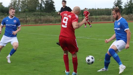 Frederik Bruders (rechts) gelang für den TSV Eintracht Immenbeck II beim 2:0-Erfolg über Wiepenkathen ein Traumtor aus über 25 Metern.