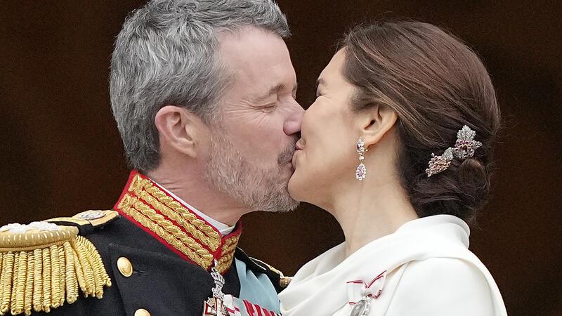 Frederik X.: Neuer König von Dänemark Dänemarks König Frederik X. küsst seine Frau, Dänemarks Königin Mary, auf dem Balkon von Schloss Christiansborg