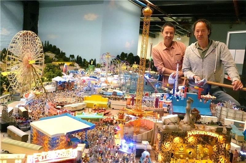 Frederik (links) und Gerrit Braun vom Miniatur Wunderland Hamburg. Foto: Klüter/dpa