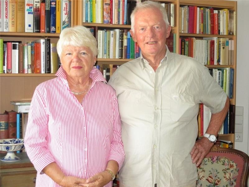 Vom „Altländer Jungen" und dem zersplitterten Holzgewehr Frederika und Peter Schwenkenberg , fotografiert in ihrem Appartement in Jávea in Spanien. Foto: Stefan Kippes