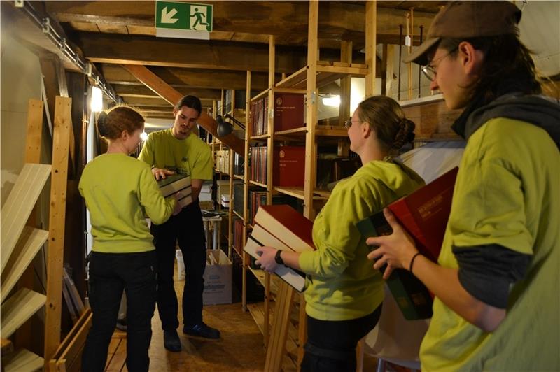 Was die Jugendbauhütte im Landkreis Stade leistet Frederike Holz aus Werther, Ansgar Warner aus Nottensdorf, Mailynn Flöh aus Lübeck und Vincent Dierick aus Berlin (von links) bringen das Magazin des Küstenschifffahrtsmuseums auf Vordermann. Foto: Helfferich