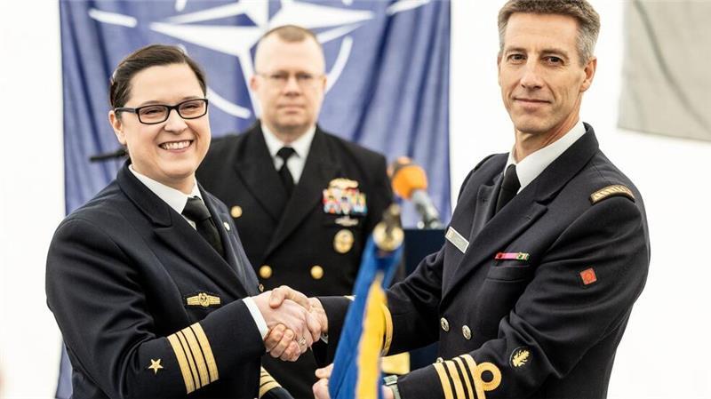 Fregattenkapitän Beata Król (links) hat das Kommando eines Nato-Verbands abgegeben.