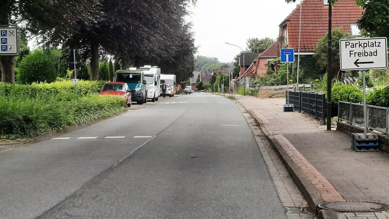 Freibadbesucher können den Parkplatz derzeit nicht über den Gierenberg, sondern nur über den Wiesenweg anfahren. Es gibt einen Ausweichparkplatz an der Eishalle mit Fußweg hinter dem Freibad entlang.