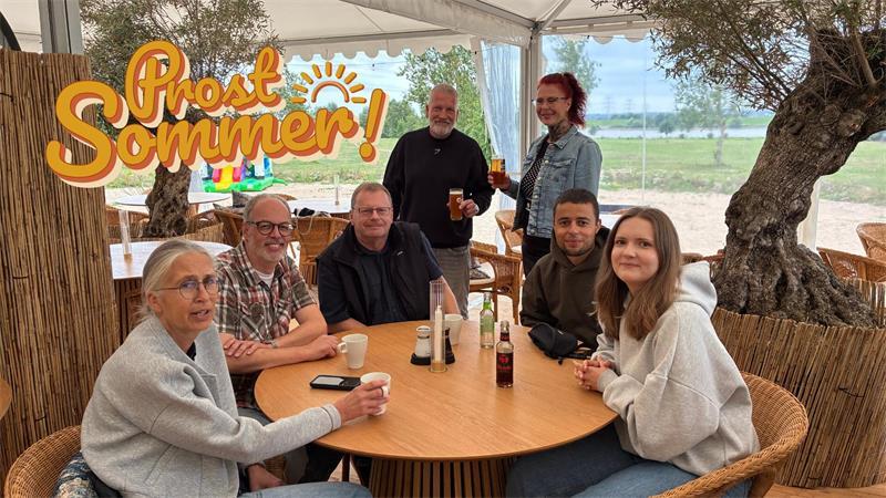 Freibier: Martin Münzel feiert seinen 60. Geburtstag (Zweiter von links). Melanie und Manfred Gronau (mit Bier in der Hand) von der Familieninsel Lühesand freuen sich über Gäste aus dem Alten Land und Bremen.