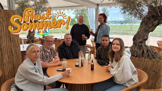 Freibier: Martin Münzel feiert seinen 60. Geburtstag (Zweiter von links). Melanie und Manfred Gronau (mit Bier in der Hand) von der Familieninsel Lühesand freuen sich über Gäste aus dem Alten Land und Bremen.