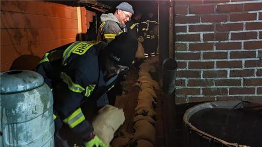 Freiburger Feuerwehrleute sicherten die Häuser mit Sandsäcken.