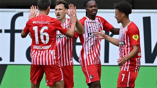 Freiburger Jubel in Paderborn. Maximilian Eggestein (2.v.l.) traf zum 1:0.