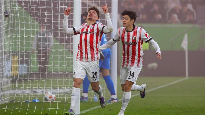 Freiburger Jubel über die frühe Führung in Wolfsburg.