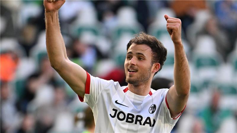 Freiburger Torschütze: Max Rosenfelder bejubelt seinen Treffer zum 1:0 in Wolfsburg.