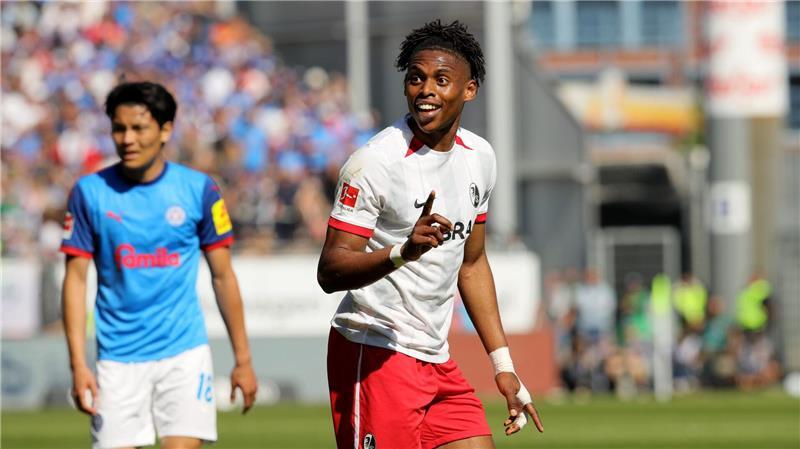 Freiburg siegt und besiegelt den Abstieg von Holstein Kiel Freiburgs Junior Adamu gestikuliert.