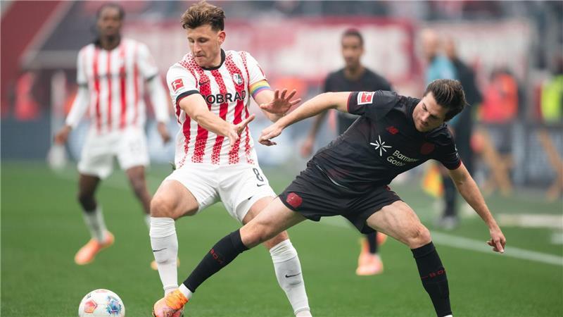 Nach Paris-Schock: Leverkusen stoppt Freiburgs Serie Freiburgs Maximilian Eggestein (l) und Leverkusens Jonas Hofmann im Zweikampf.