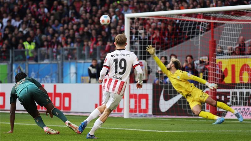 Freiburgs Niklas Beste erzielte das tolle Tor des Tages.