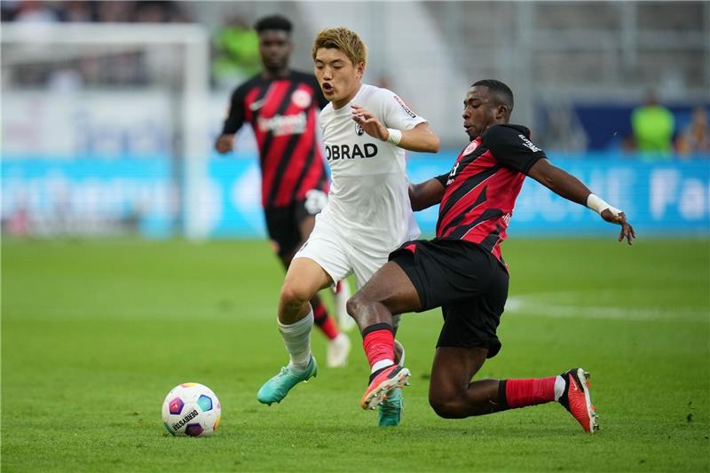 Nullnummer zwischen Frankfurt und Freiburg Freiburgs Ritsu Doan (l) und Frankfurts Willian Pacho in einem der vielen Zweikämpfe der Partie.