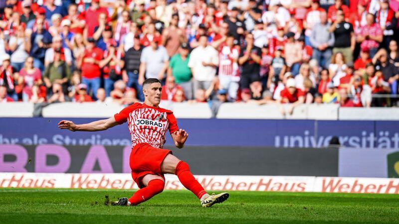 Bayer rettet Superserie - Leipzig gewinnt Topspiel Freiburgs Roland Sallai rutschte beim Stand von 1:1 bei einem Elfmeter weg.