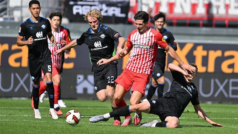 Fünfter Sieg: Freiburg verdirbt Paderborner Heimpremiere Freiburgs Stürmer Igor Matanovic (2.v.r.) wird von zwei Paderbornern bedrängt.