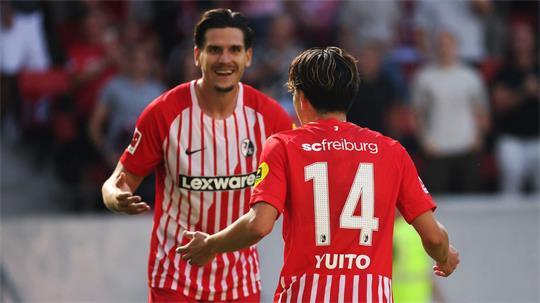 Freiburgs Top-Duo: Igor Matanovic (l.) jubelt mit Yuito Suzuki.