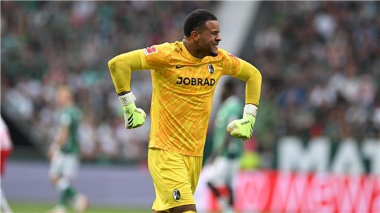 Freiburgs Torwart Noah Atubolu jubelt nach einem Bundesliga-Rekord.
