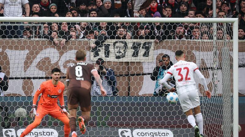 Eigentor Treu: St. Pauli verliert in letzter Minute gegen Freiburg Freiburgs Vincenzo Grifo (r) scheitert vom Elfmeterpunkt.